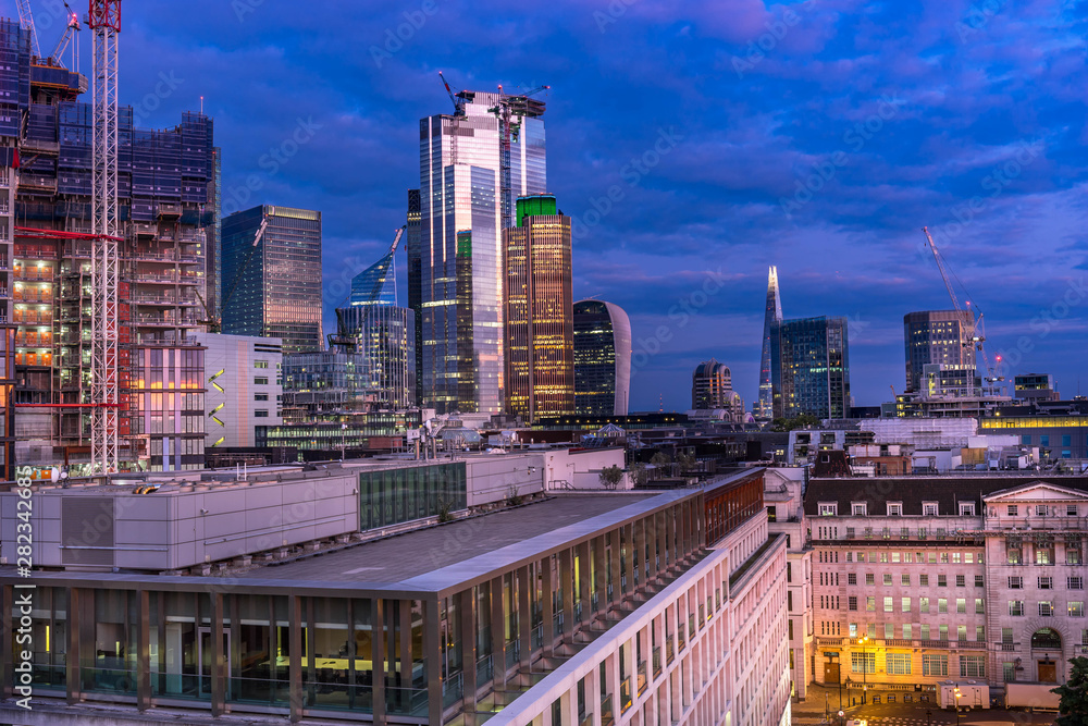 Fototapeta premium London skyline after beautiful sunset 