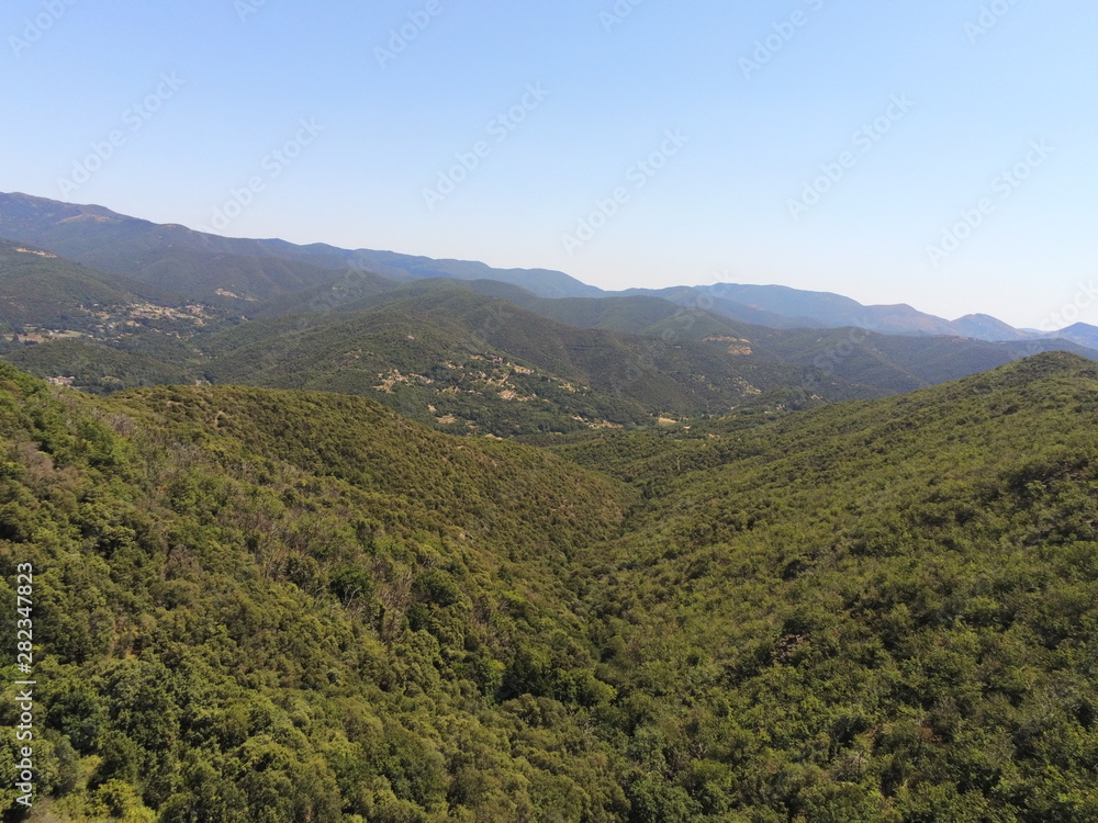 Fototapeta premium Paysage de montagne dans les Cévennes, vue aérienne