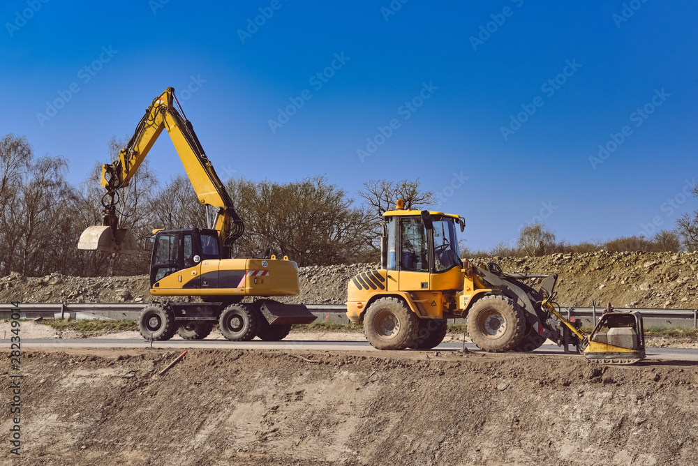 Baumaschinen im Einsatz für eine neue Straße Baumaschinen im Einsatz für eine neue Straße