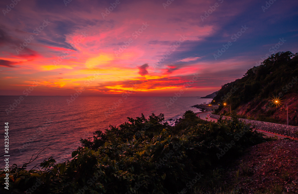 Blurred wallpaper of colorful, twilight sky by the sea, with lights from the street shining at night, beautiful natural occurrences, seen in scenic spots or tourist attractions. B โดย Bangprikphot Blurred wallpaper of colorful, twilight sky by the sea, with lights from the street shining at night, beautiful natural occurrences, seen in scenic spots or tourist attractions. B โดย Bangprikphot