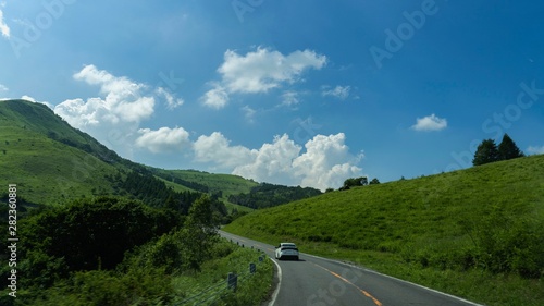 青空の高原を自動車が走る爽快な風景／The Venus Line of Nagano, Japan