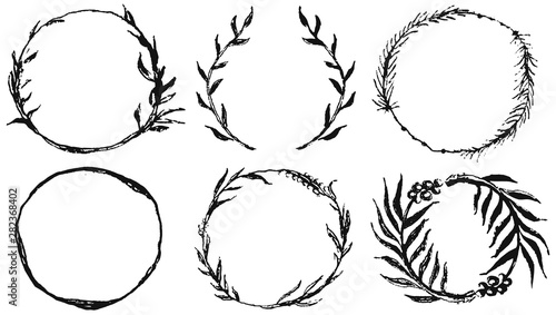 Set of round frames, doodle...