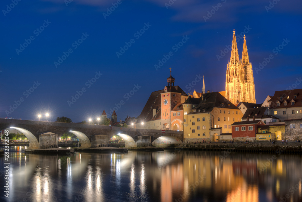 Die Altstadt von Regensburg bei Nacht 