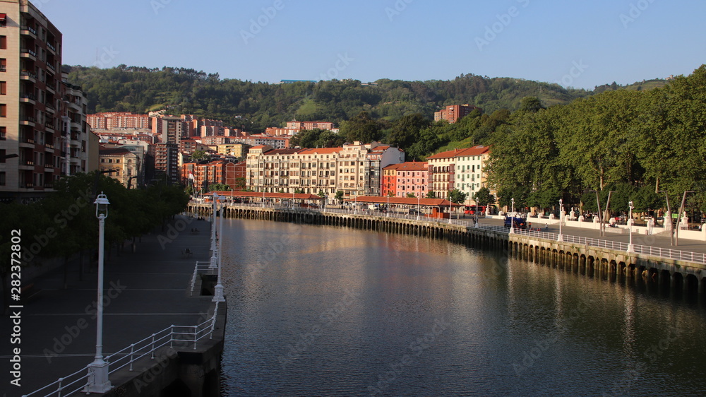 Bilbao España caminar o sentarse a descansar apreciando la hermosa ciudad