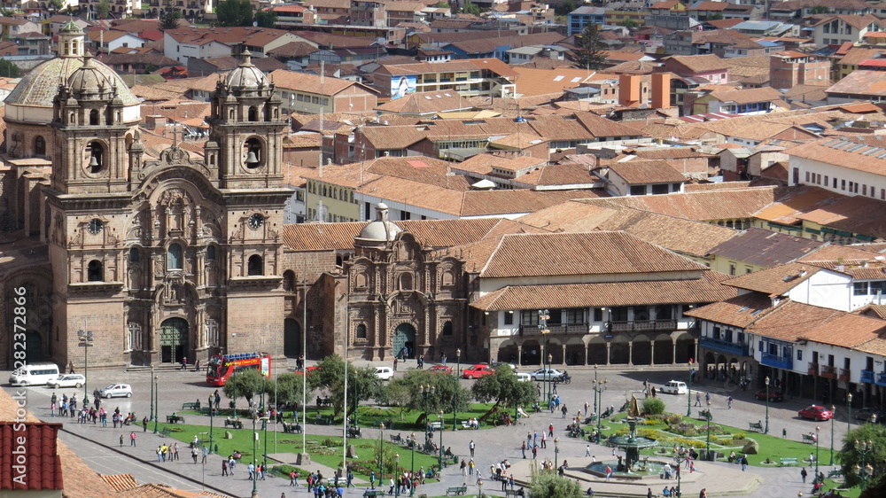 La plaza central y su catedral en el Cusco, Perú desde el mirador