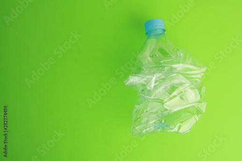 Obraz na płótnie Empty plastic water bottle scaled for recycling w salonie