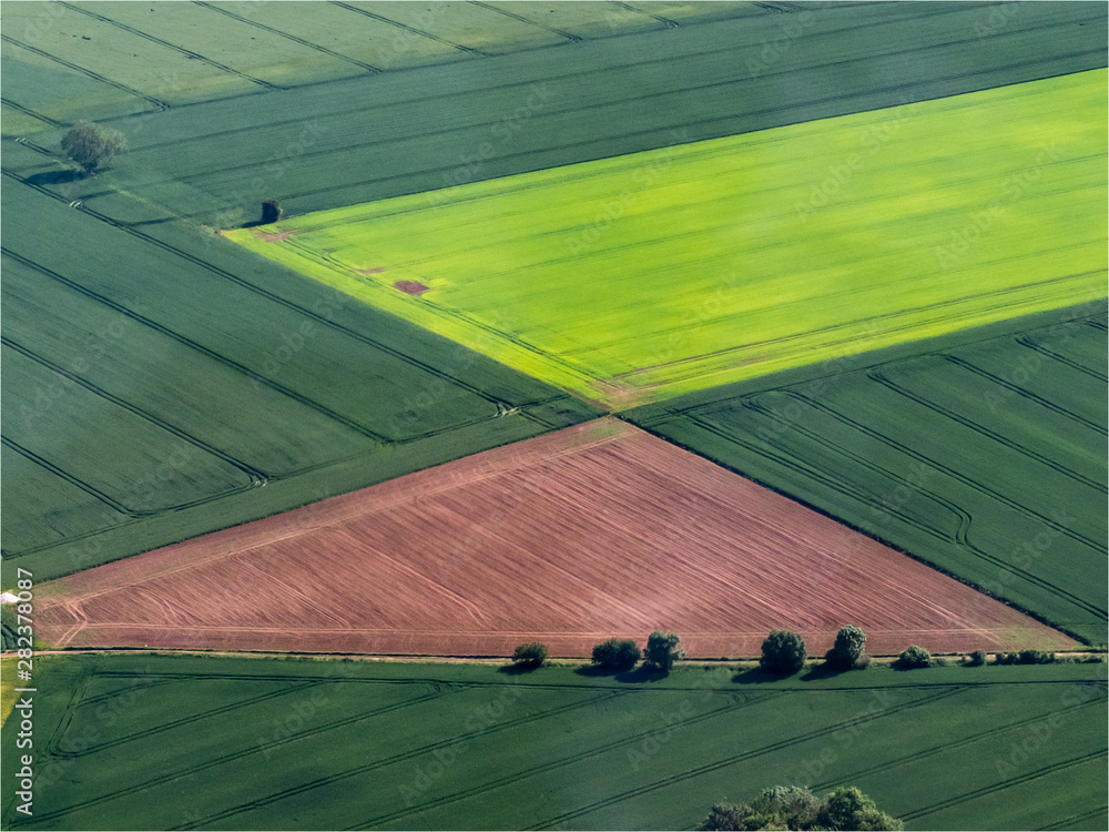 Obraz premium vue aérienne de champs colorés à Quincampois-Fleuzy dans l'Oise en France