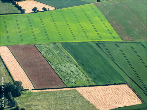 vue aérienne de champs colorés à Quincampois-Fleuzy dans l'Oise en France