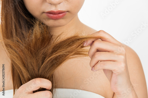 毛先を触る女性