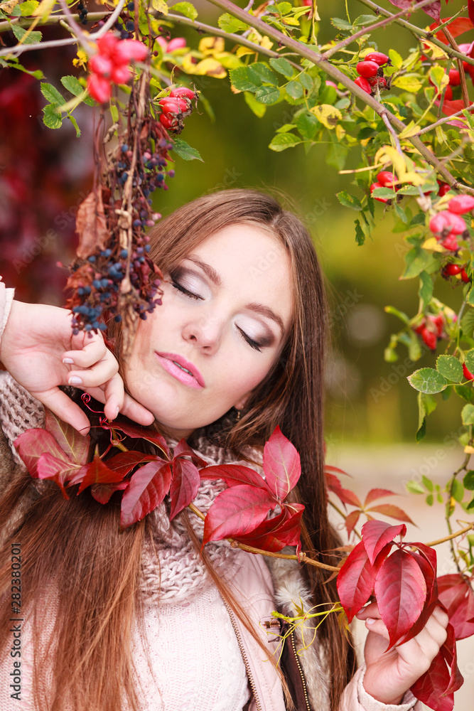 Φωτογραφία woman fashion girl relaxing walking in autumnal park