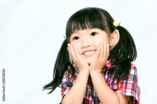 斜め上を見つめ微笑む幼い女の子 希望 夢 楽しみ 期待 子育て 育児イメージ Stock 写真 Adobe Stock 斜め上を見つめ微笑む幼い女の子 希望 夢 楽しみ 期待 子育て 育児イメージ Stock 写真 Adobe Stock