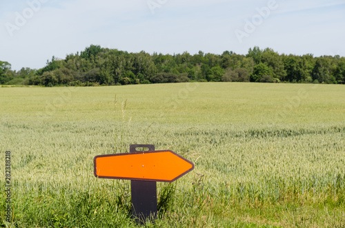 Φωτογραφία Turn right road sign in a farmers field