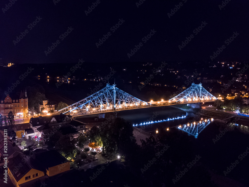 Blaues Wunder Dresden - Brücke mit Elbe bei Nacht, andere Seite Blaues Wunder Dresden - Brücke mit Elbe bei Nacht, andere Seite