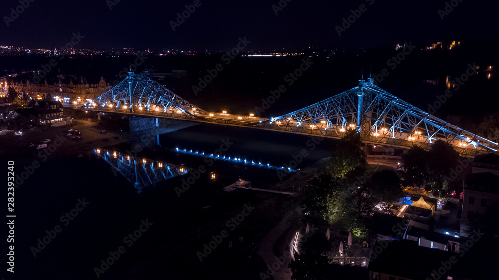 Blaues Wunder Dresden - Brücke mit Elbe bei Nacht weit weg Blaues Wunder Dresden - Brücke mit Elbe bei Nacht weit weg