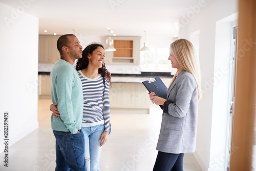 Fotografia Female Realtor Showing Couple Interested In Buying Around House