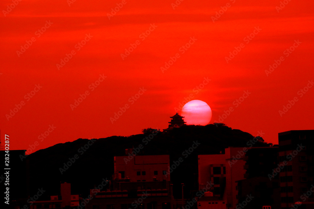 Obraz premium 夕焼け 小牧山城の夕焼け 夕焼けの小牧山 夕日