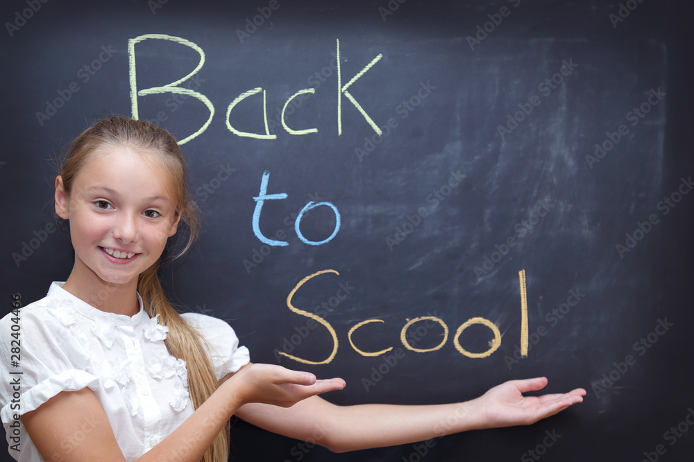 Giovane studentessa concetto ritorno a scuola Giovane studentessa concetto ritorno a scuola