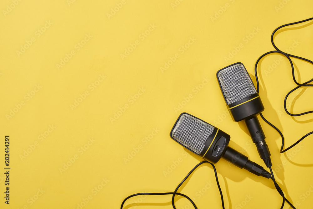 top view of microphones on bright and colorful background with copy space - obrazy, fototapety, plakaty 