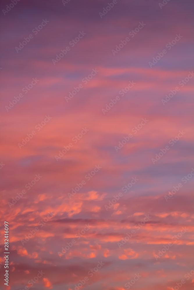 Nuvens rosadas do pôr-do-sol