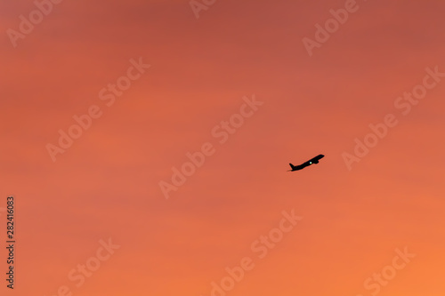 avião na contra luz no pôr-do-sol