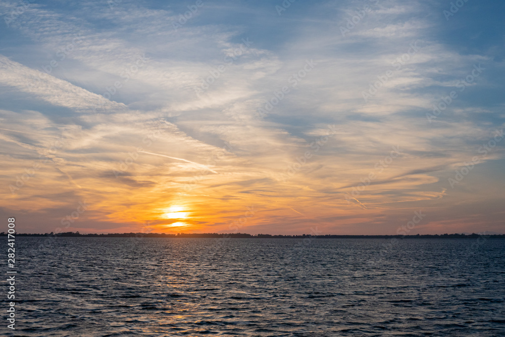 Tramonto sul mar Tirreno nella laguna di Orbetello, Monte Argentario, Toscana, Italia