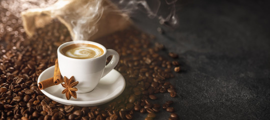 Küchenrückwand glas motiv Kaffee und Kaffeebohnen Kaffeetasse mit Bohnen  © Maksim Pasko