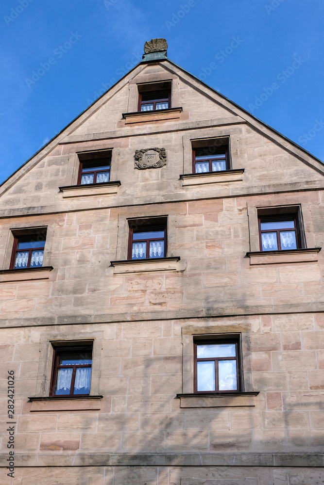 Altes Haus aus Sandsteinblöcken gebaut Altes Haus aus Sandsteinblöcken gebaut