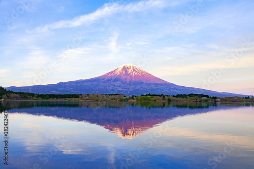 夕日に染まった富士山、静岡県富士宮市田貫湖にて