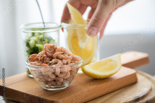 Wallpaper Mural Frau isst Norddeutsche Friesische Nordseekrabben in Glas Schale mit Gurkensalat und Zitronen  Torontodigital.ca