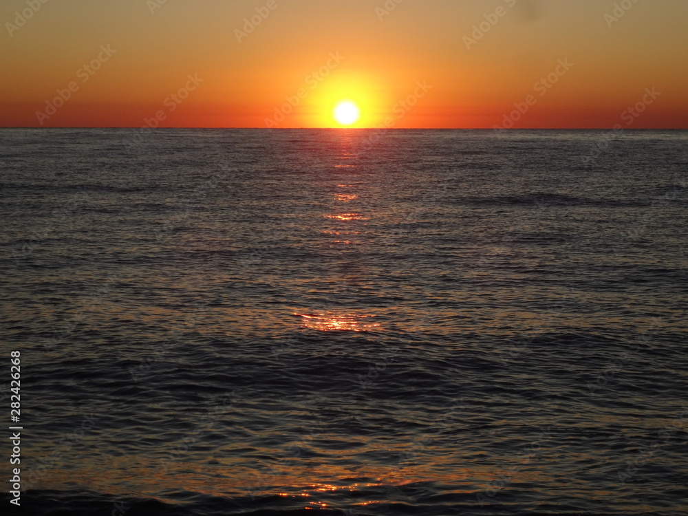 Obraz premium Sunrise over sea