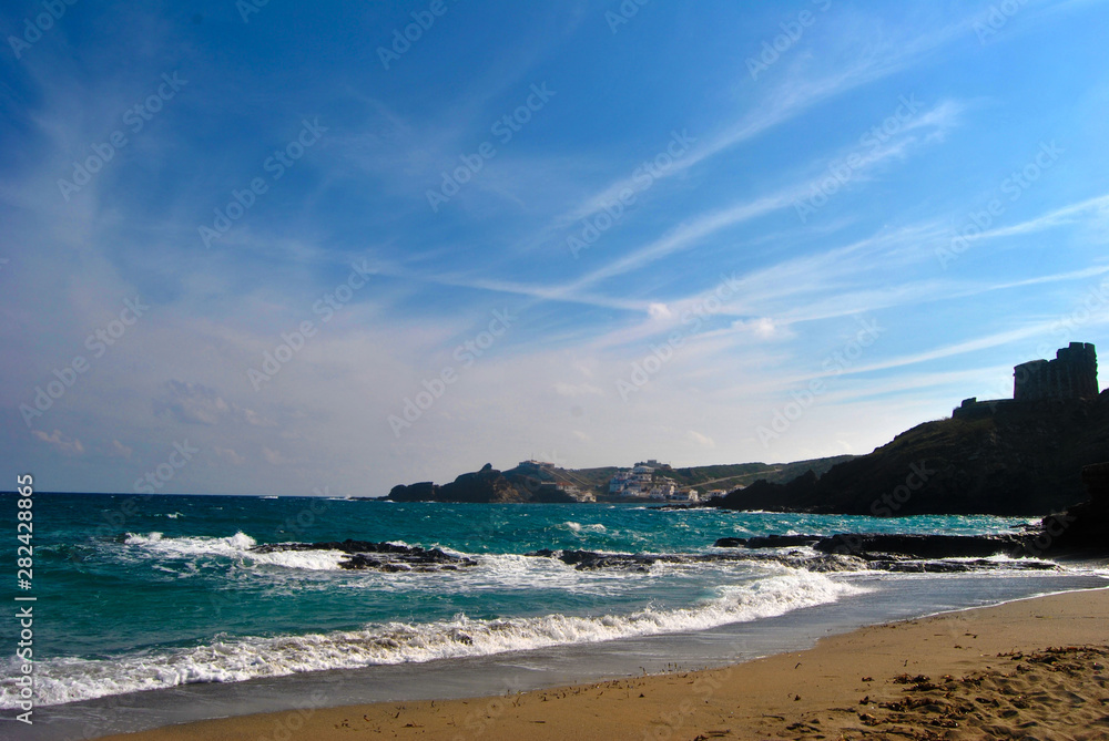 Playa, roca, mar y sol en Menorca