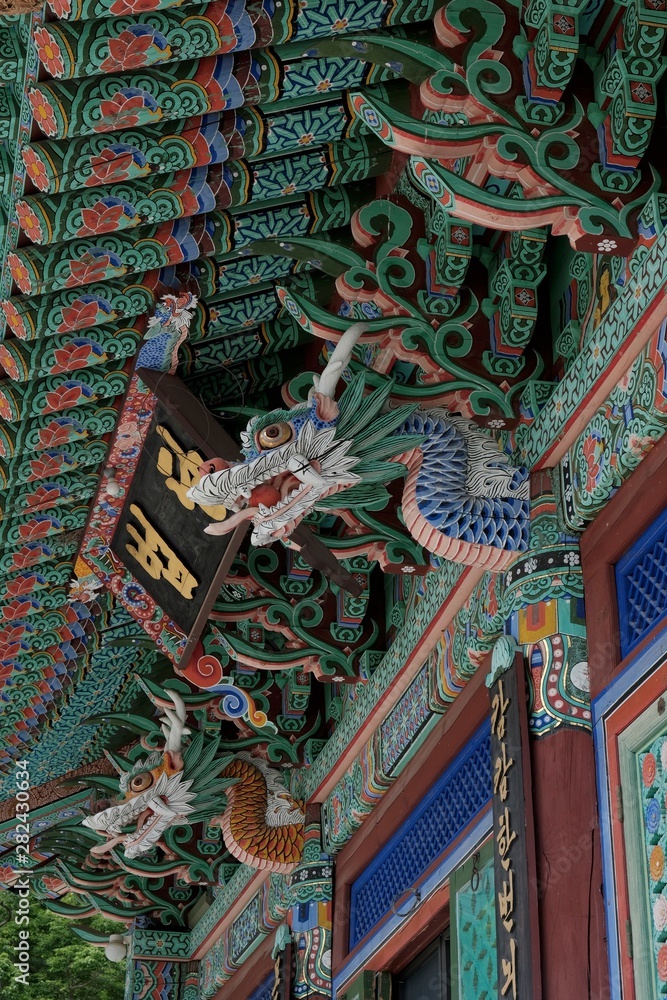 Obraz premium Buddhistischer Tempel im Seoraksan Nationalpark in Südkorea