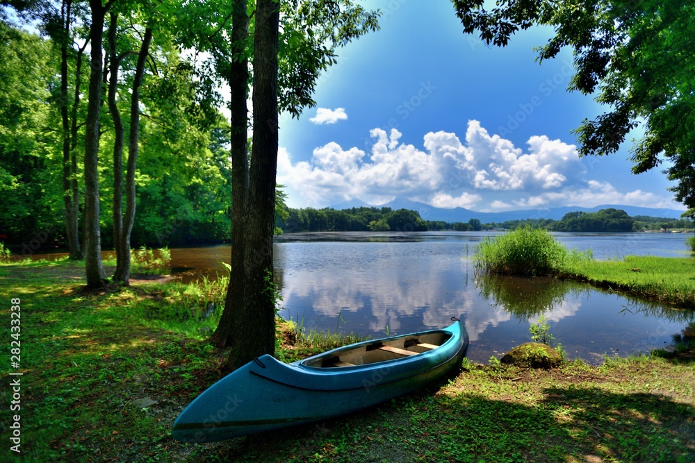 Obraz premium 夏の湖畔・カヌーのある風景