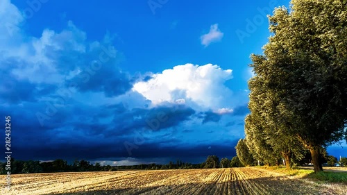 schnell ziehende Sturmwolken über Feld im Herbst photo