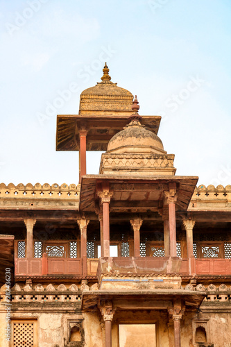 Canvas Print Ornate dome roofs of the Orchha Palace in sunset, Orchha, India