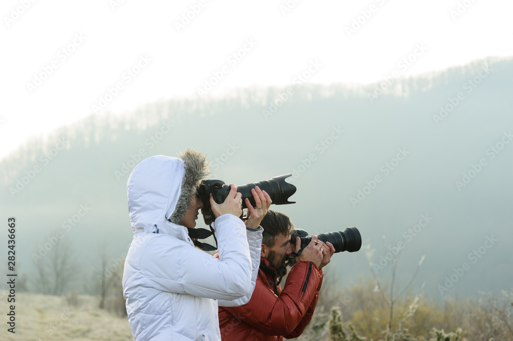 Obraz premium photographers with cameras outdoor making landscape pictures