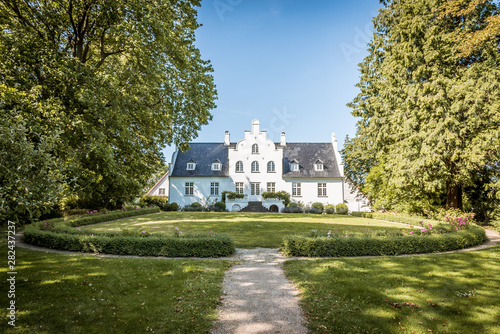 Obraz na płótnie The garden of of Flynderupgård, A mansion house and museum in the danish island Sealand Denmark, July 18. 2019 w salonie