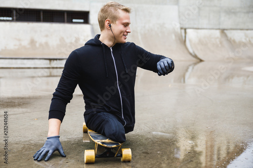 Foto Motivated handicapped  guy with a longboard in the skatepark