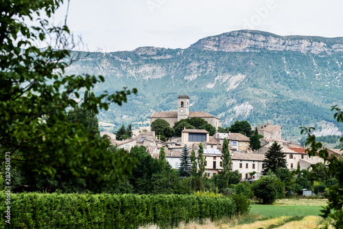 Paysage de montagne et petit village perché en France