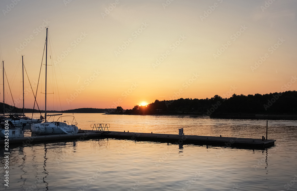 Sonnenuntergang im Hafen Medulin, Kroatien Sonnenuntergang im Hafen Medulin, Kroatien