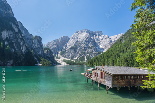 Der Pragser Wildsee mit glasklarem Wasser