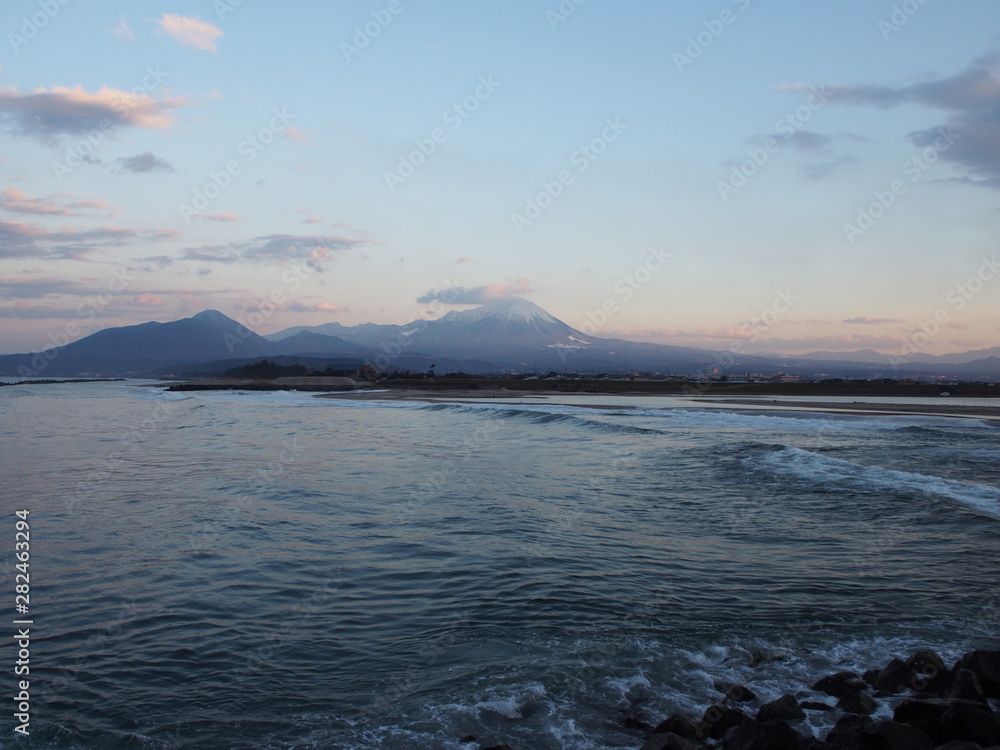 Naklejka premium 皆生温泉より大山を望む