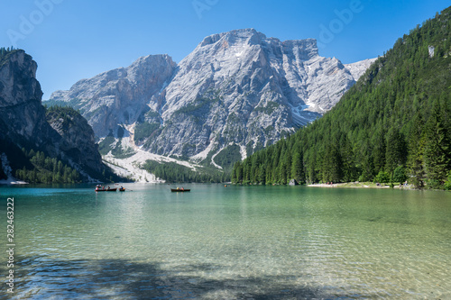 Der Pragser Wildsee mit glasklarem Wasser