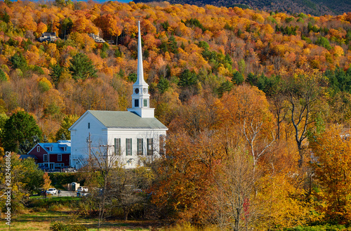 Billede på lærred Iconic New England church in Stowe town at autumn in Vermont, USA