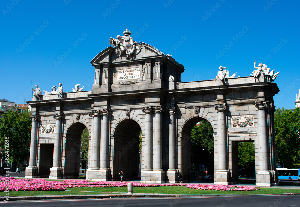 Obraz premium Madrid, España, August 3, 2019 Puerta de Alcala in Madrid on a sunny day