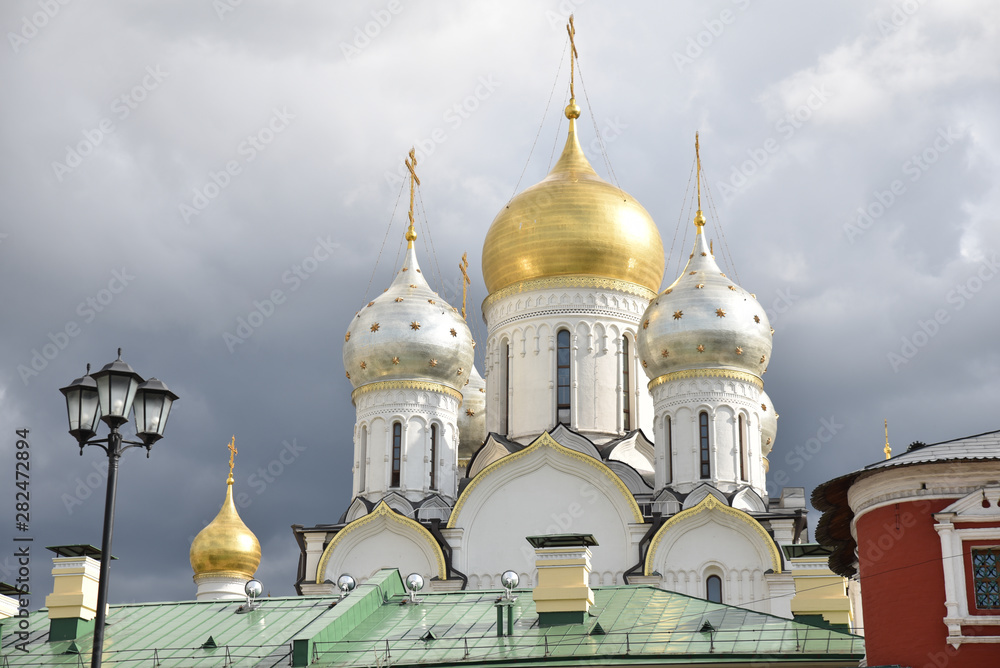 Eglise à bulbes dorés à Moscou, Russie