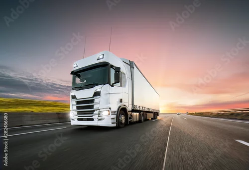 Obraz Przewozi samochodem z zbiornikiem na drodze, ładunku transportu pojęcie.