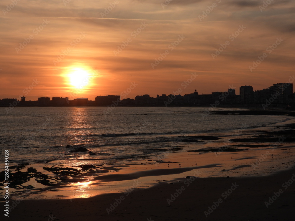 Naklejka premium coucher de soleil les sables d'olonne la vendée