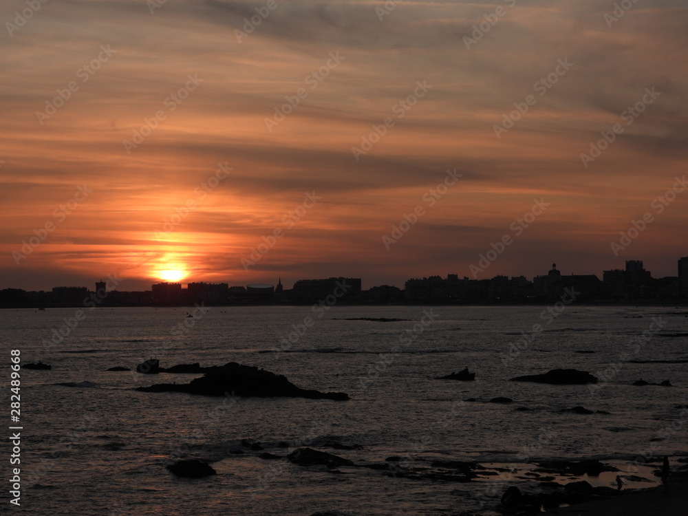 Naklejka premium coucher de soleil les sables d'olonne la vendée