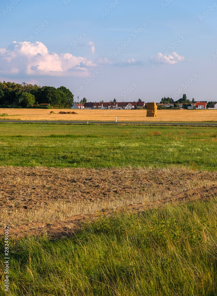 Fototapeta premium Strohballen nach der Ernte übereinander gestappelt